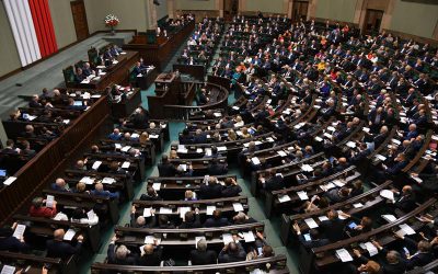 Kraj: Poselski projekt ustawy o zmianie Konstytucji skierowany do pierwszego czytania