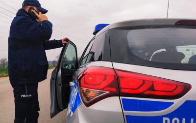 Powiat grajewski. Miała być na kwarantannie w domu. W czasie kontroli odbierała zakupy od znajomego