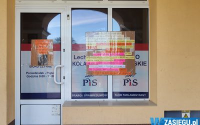 Łomża: Biuro posła Kołakowskiego obklejone obraźliwymi napisami – „Zdradziłeś Łomżę”