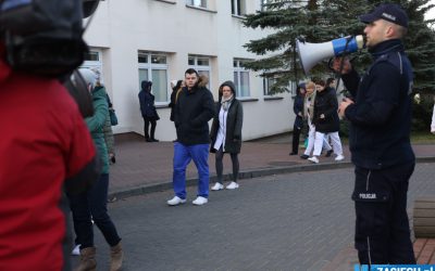 Łomża: Policja podsumowała swoje działania podczas protestu przed szpitalem