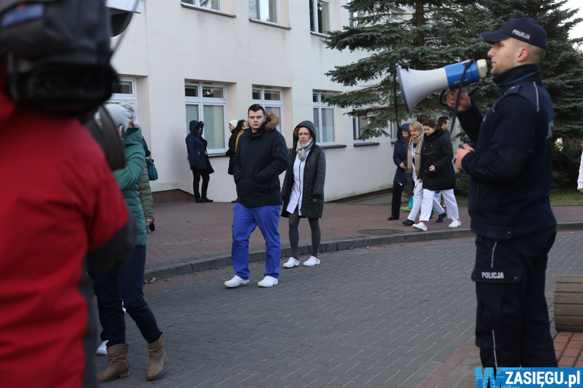 Łomża: Policja podsumowała swoje działania podczas protestu przed szpitalem