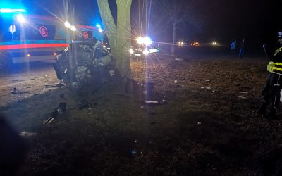 Powiat ostrołęcki. Samochód wpadł w drzewo. Poszkodowane dwie osoby