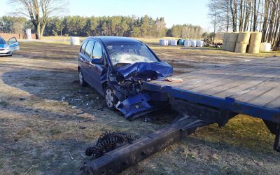 Gmina Kadzidło: Samochód wjechał w przyczepę. Jedna osoba trafiła do szpital