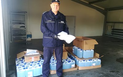 Powiat ostrowski: Policjanci otrzymali płyn dezynfekcyjny i maseczki ochronne
