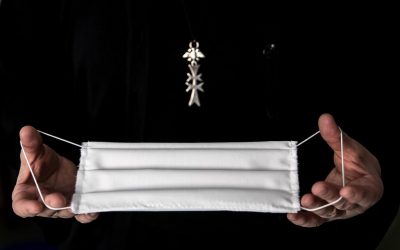 Kapłani i ministranci w maseczkach podczas sprawowania liturgii