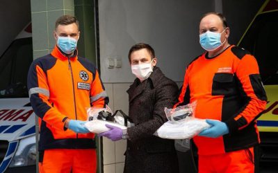 Ostrołęka: Środki ochrony osobistej trafiły do ratowników medycznych