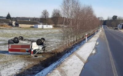 Powiat ostrołęcki. Bus wylądował na dachu