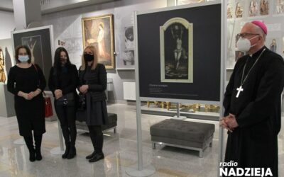 Łomża: „Umarł i Zmartwychwstał” – nowa wystawa pojawiła się w Muzeum Diecezjalnym