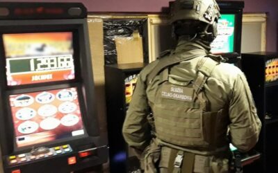 Ostrołęka: Funkcjonariusze KAS przejęli nielegalne automaty do gier