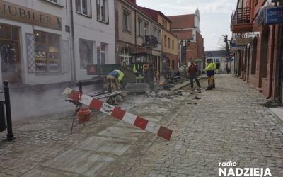 Łomża: Remont na ulicy Farnej. Z chodnika zniknęły tablice pamiątkowe