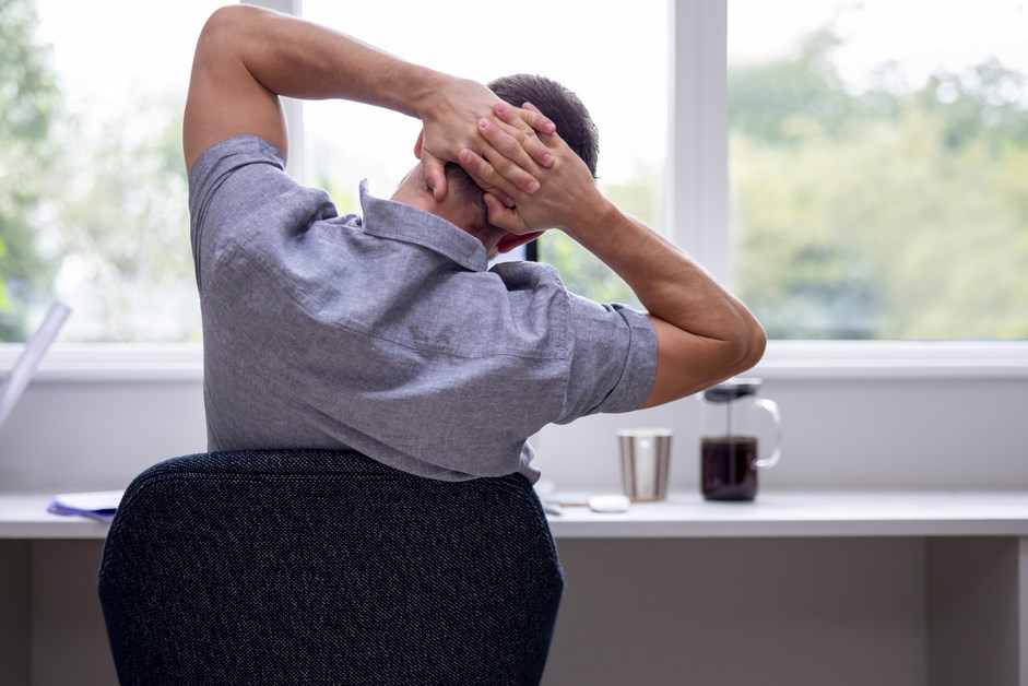 Rozciąganie ciała: 5 lekkich ćwiczeń, które warto robić na home office