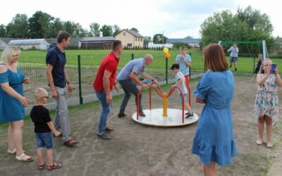 Gmina Czyżew: Nowy plac zabaw już cieszy dzieci, a siłownia dorosłych