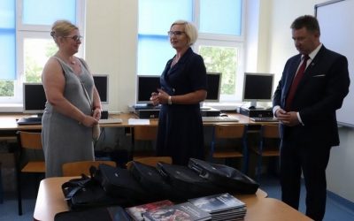Janowo: Sprzęt komputerowy i książki o koszykówce wzbogaciły zasoby szkoły