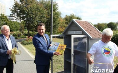 Łomża: W Parku Jana Pawła II stanęła biblioteczka