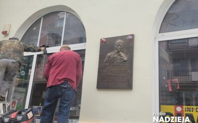 Łomża: Trwa montaż tablicy poświęconej Kardynałowi Wyszyńskiemu