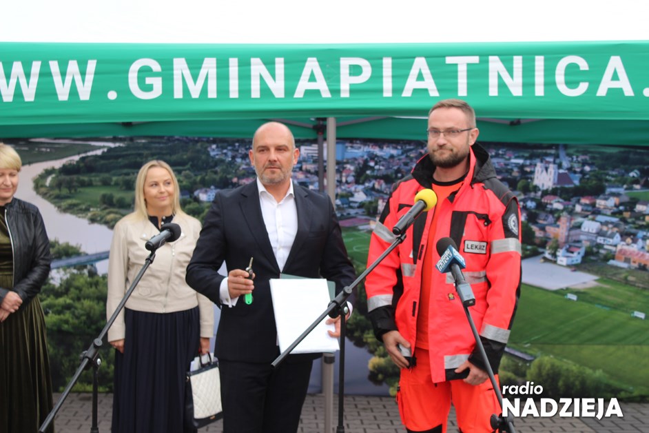 2021-09-17 Przekazanie karetki dla gminy Piątnica (7) (Kopiowanie)