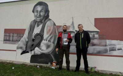 Gmina Łapy: Pani sołtys pozdrawia mieszkańców z muralu
