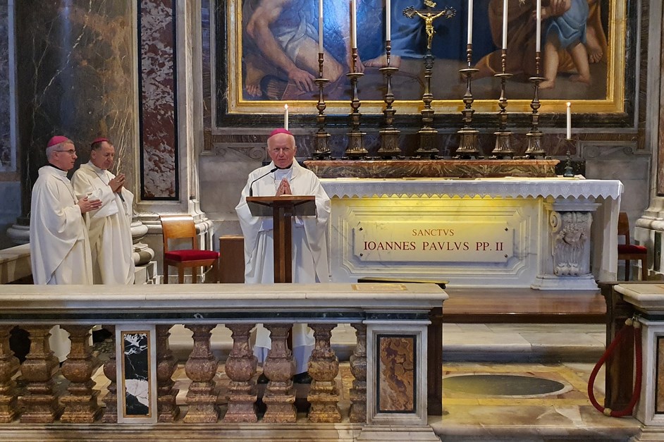 Watykan: Polscy biskupi modlili się przy grobie św. Jana Pawła II