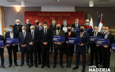 Polski Ład: Samorządowcy z powiatu łomżyńskiego odebrali czeki