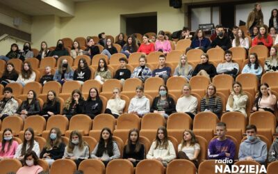 Koronawirus: Uczniowie wracają do nauki stacjonarnej