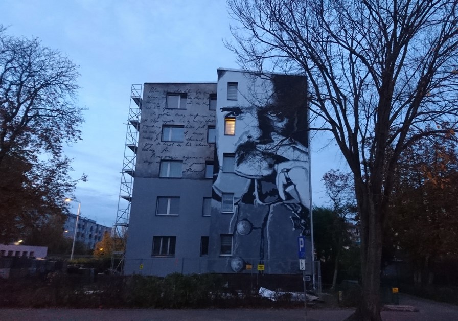 Ostrołęka: Przy ul. Psarskiego pojawił się nowy mural