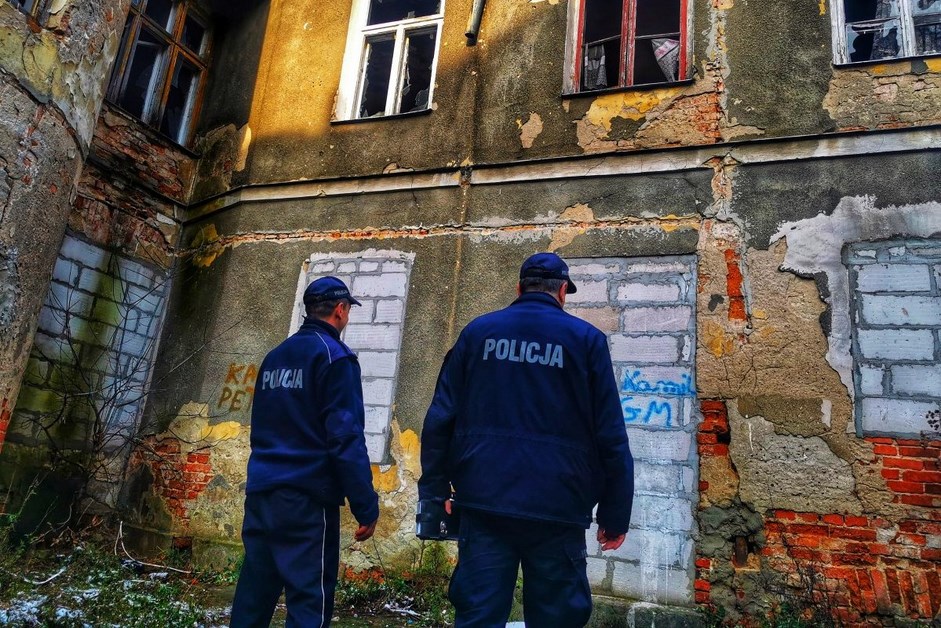 policja zima patrol bezdomni