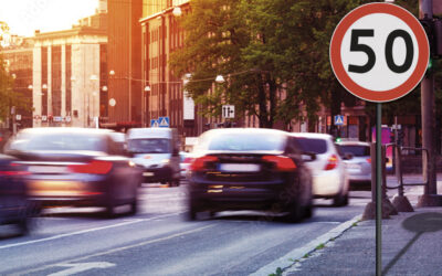W obszarze zabudowanym do 50 km/h w dzień i w nocy