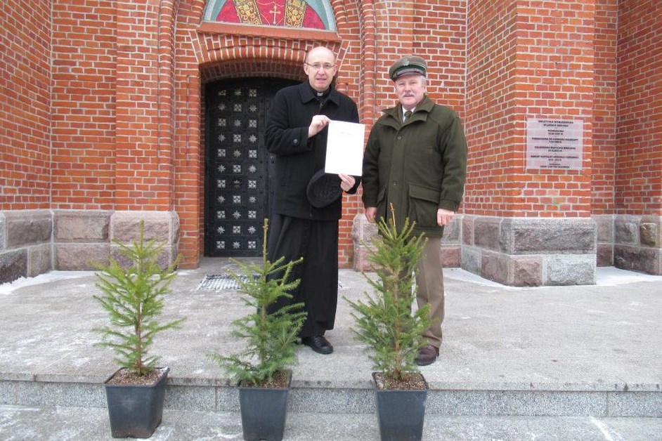 Nadleśnictwo Myszyniec: Drzewka z nasion poświęconych przez Franciszka trafiły do parafii