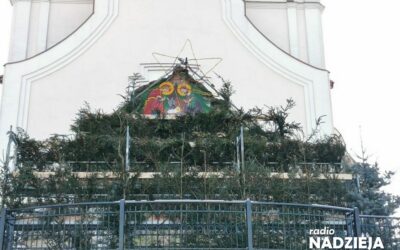Łomża: Przy parafii Krzyża Świętego wyrosła Śpiewająca Choinka