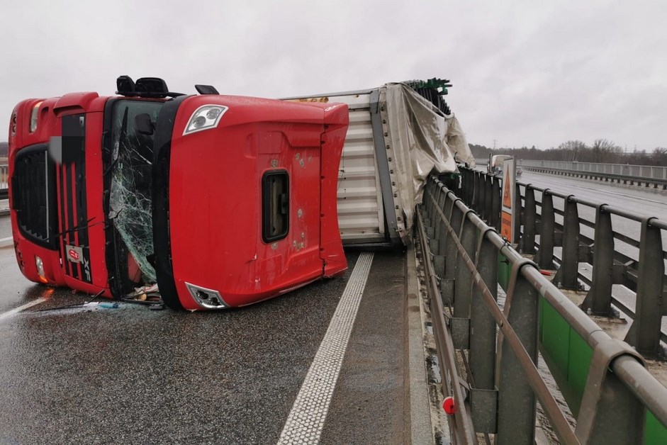 S8: Przewrócona ciężarówka – są utrudnienia w stronę Warszawy