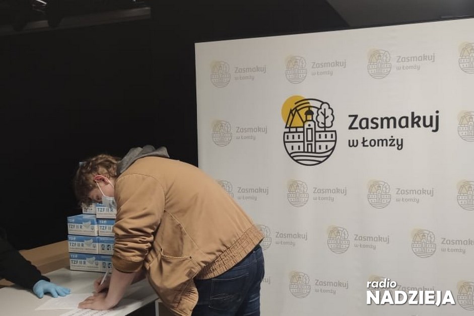 2022-02-07 Darmowe maseczki w hali kultury Łomża (1) (Kopiowanie)