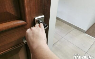 Łomża: Dobijał się do drzwi, okazało się że jest poszukiwany