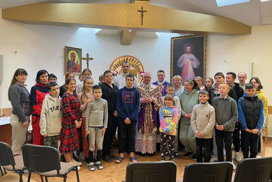 Diecezja Łomżyńska: Bp Janusz Stepnowski odwiedził uchodźców z Ukrainy