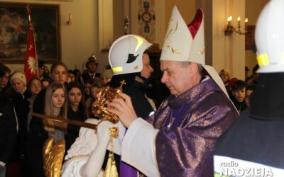 Jelonki: Do kościoła wprowadzono figurę św. Michała Archanioła z groty na Monte Gargano