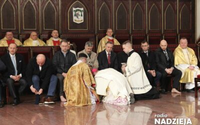 Łomża: Biskup obmył nogi przedstawicielom służb medycznych