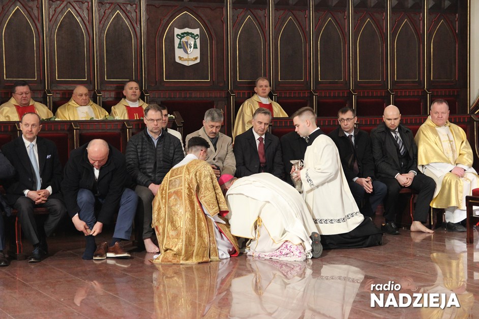 Łomża: Biskup obmył nogi przedstawicielom służb medycznych