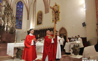 Bp Stepnowski podczas Liturgii Męki Pańskiej: Módlmy się, aby tych Dróg Krzyżowych w naszym życiu było jak najmniej
