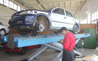 Łomża: Młodzież walczy o tytuł najlepszego mechanika samochodowego