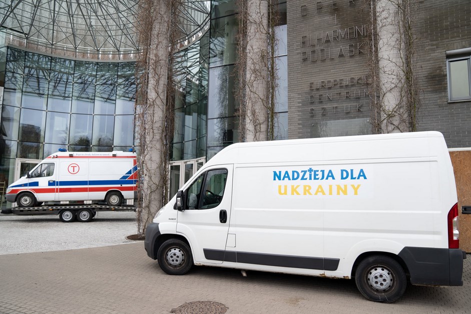 Podlaskie: Karetka wypełniona darami ruszyła na Ukrainę