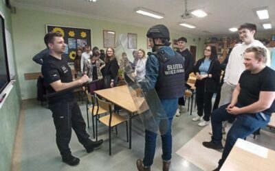 Łomża: Więziennicy odwiedzili uczniów Szkół Katolickich