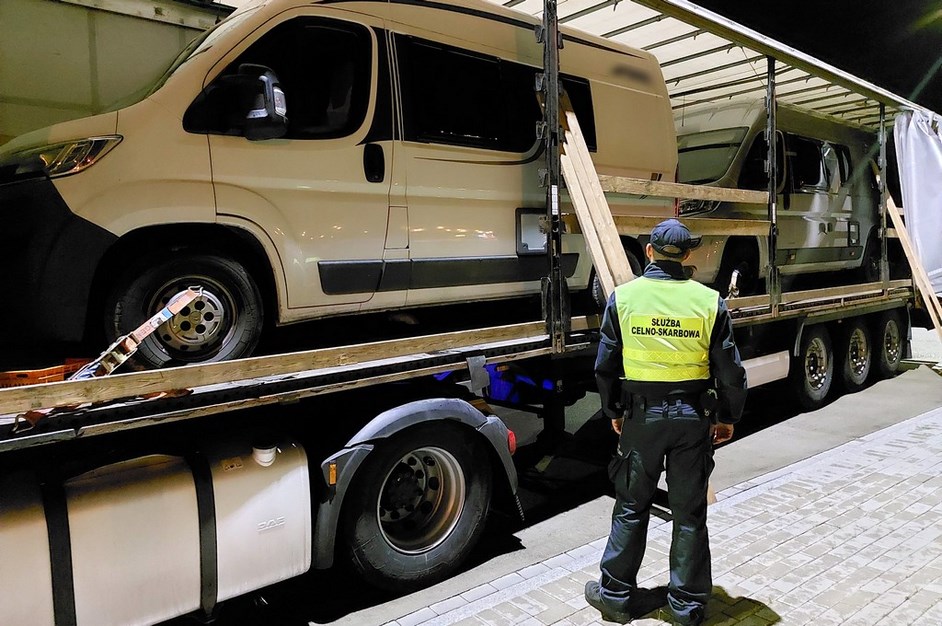 Łomża: KAS zatrzymało ciężarówkę z kradzionymi kamperami
