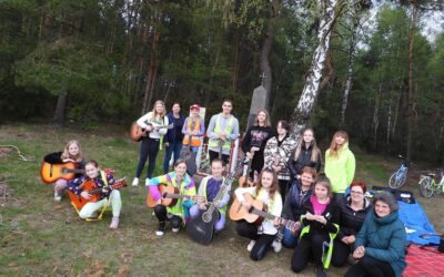 Powiat łomżyński: Odwiedzają, sprzątają i modlą się w miejscach pamięci