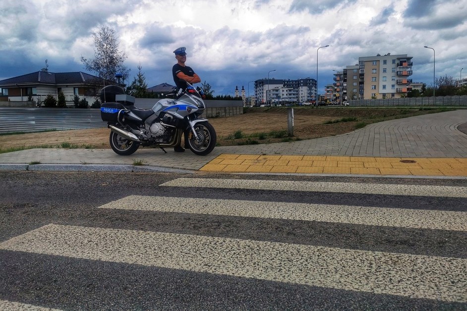 Łomża: Policjanci zwracali uwagę na bezpieczeństwo pieszych, rowerzystów i kierujących hulajnogami