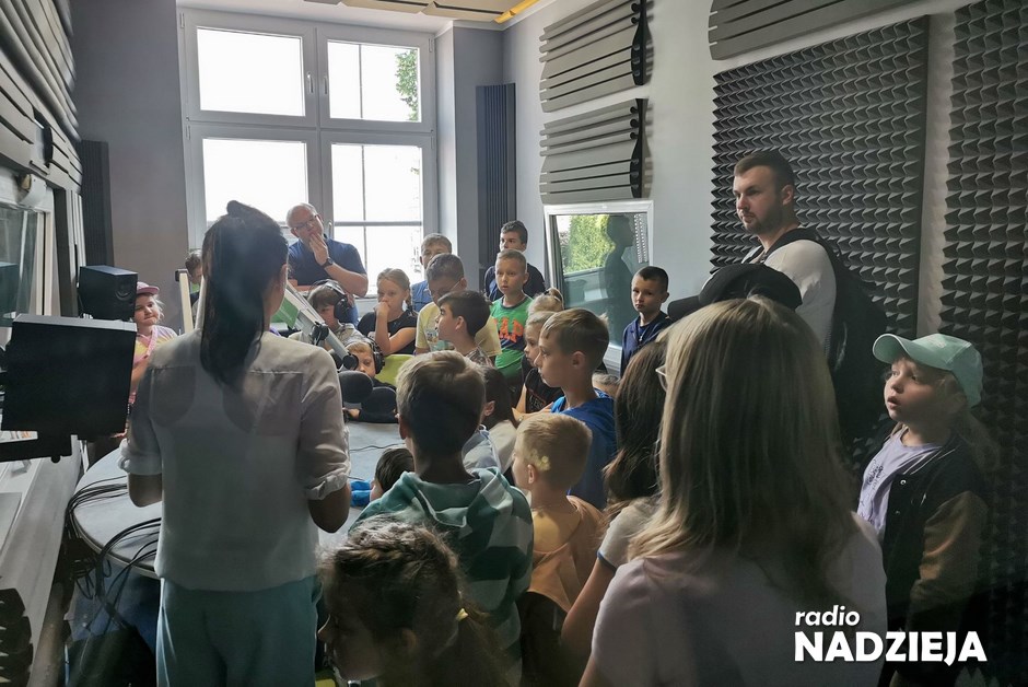 Region: Dzieci z półkolonii z Zambrowa zwiedziły Radio Nadzieja