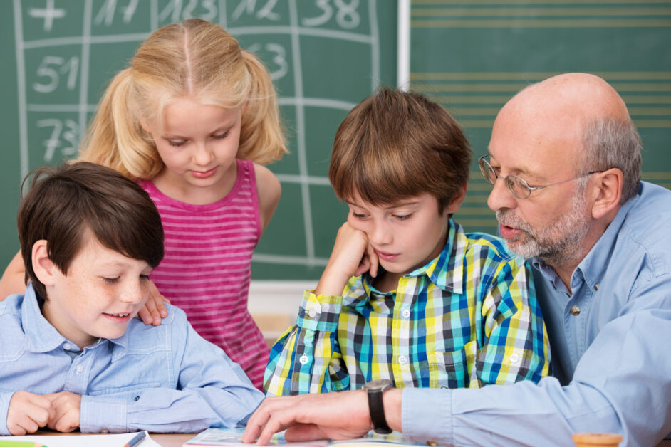 lehrer betreut eine gruppe von kindern