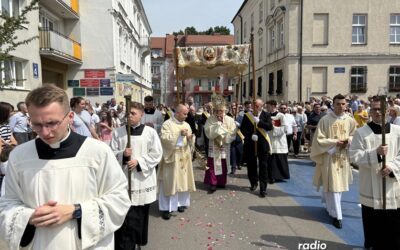 Wiara: ks. bp Janusz Stepnowski: „O obecności Chrystusa przypominają nam poszczególne stacje na trasie procesji”