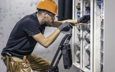 Kiedy wezwać elektryka: typowe problemy, które wymagają fachowej pomocy