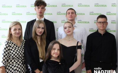 GD: Dyrektor Bożena Śliwowska i uczniowie Szkół Katolickich w Łomży