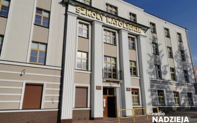 Łomża: Uczniowie liceum o pracach domowych: Bardzo nam pomagają