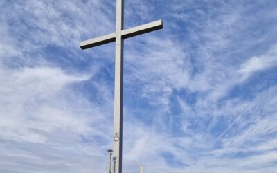 Wiara: Kilkunastometrowy krzyż stanął przy drodze S61